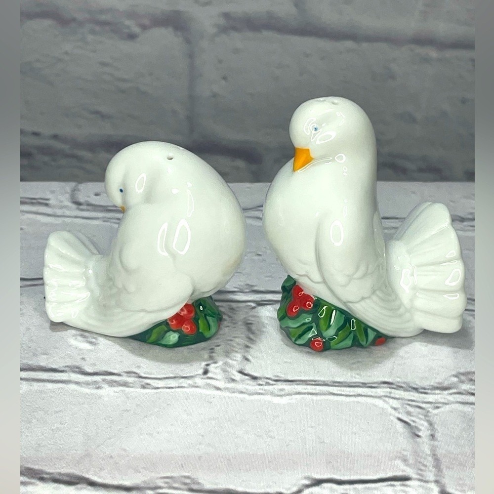 Vintage Salt and Pepper Shakers Ceramic Christmas Doves by AVON‎